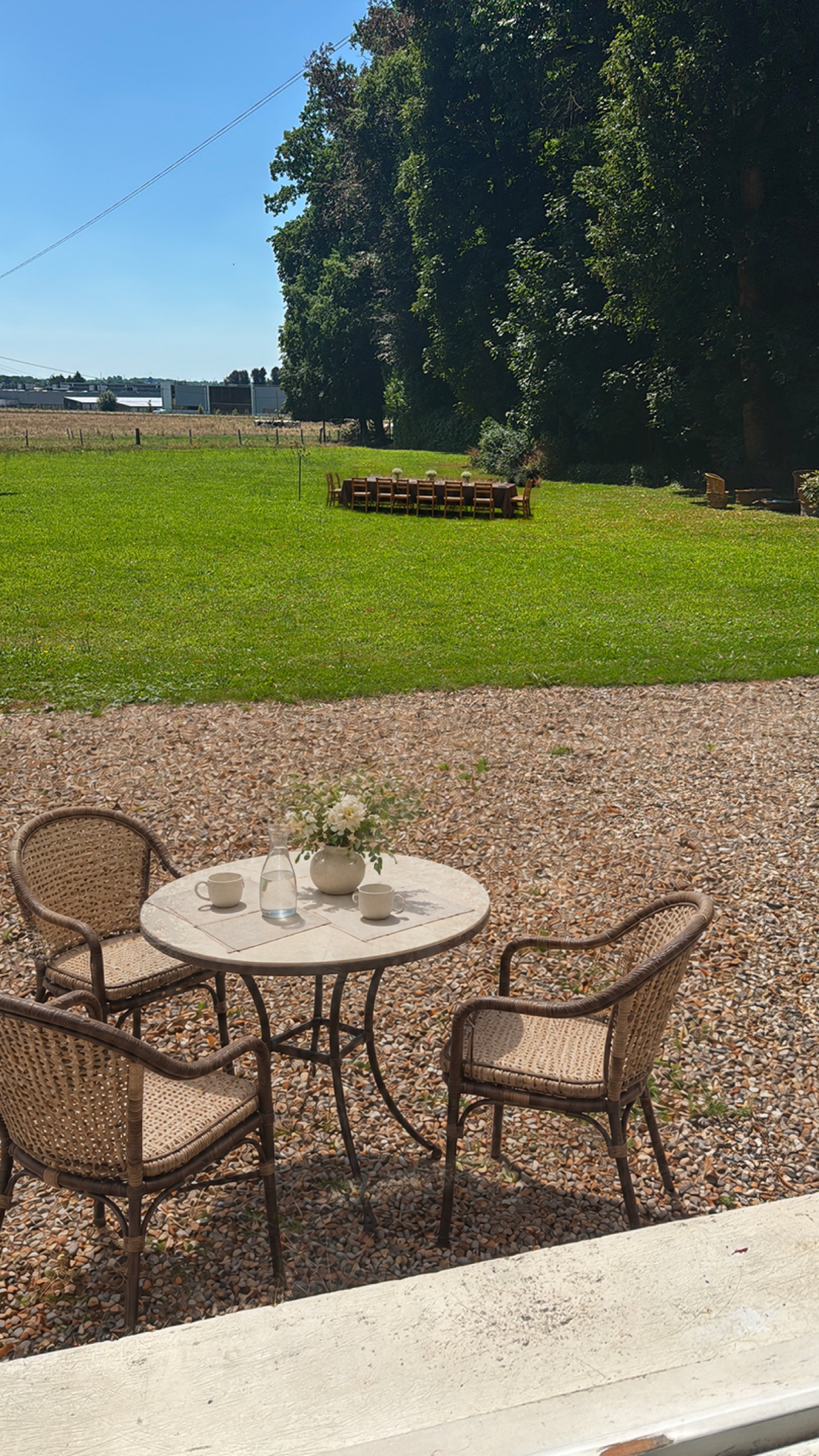Terrasse et grande table devant Maison Mère