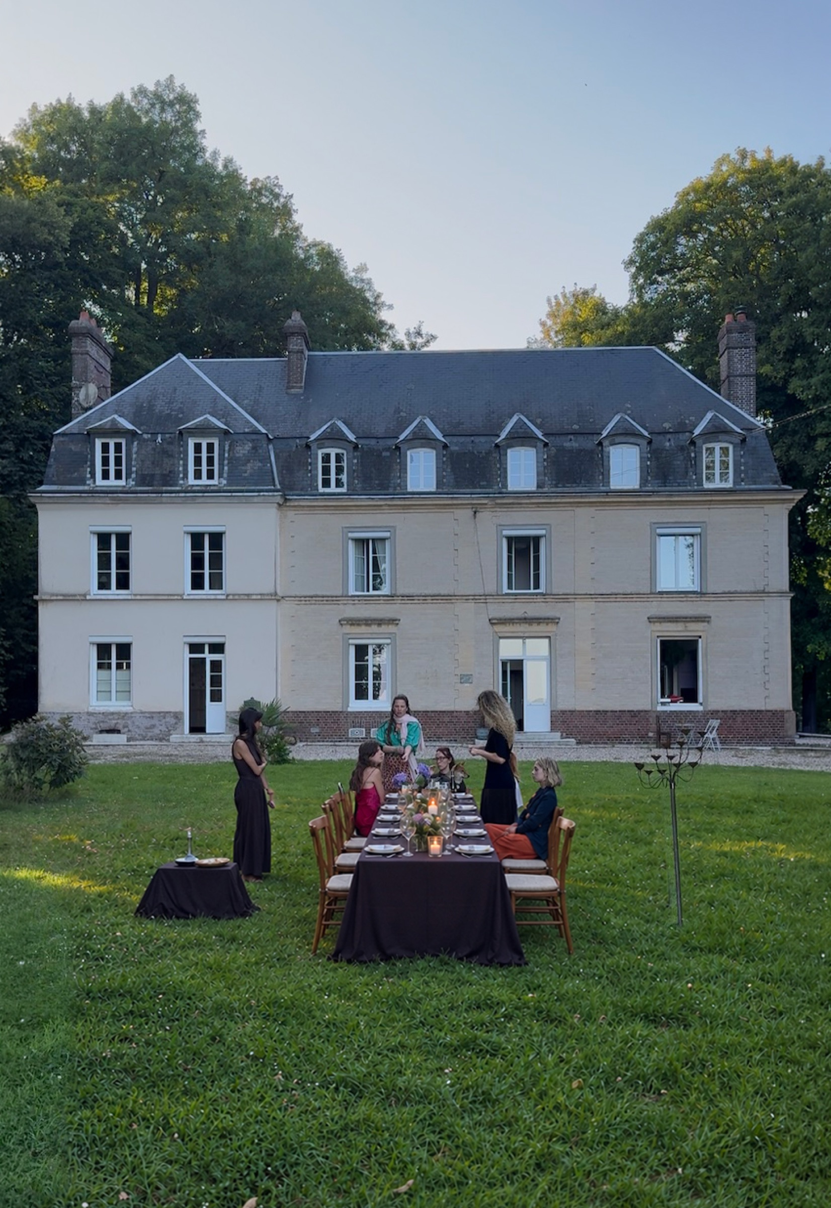 Dîner dans le parc devant Maison Mère
