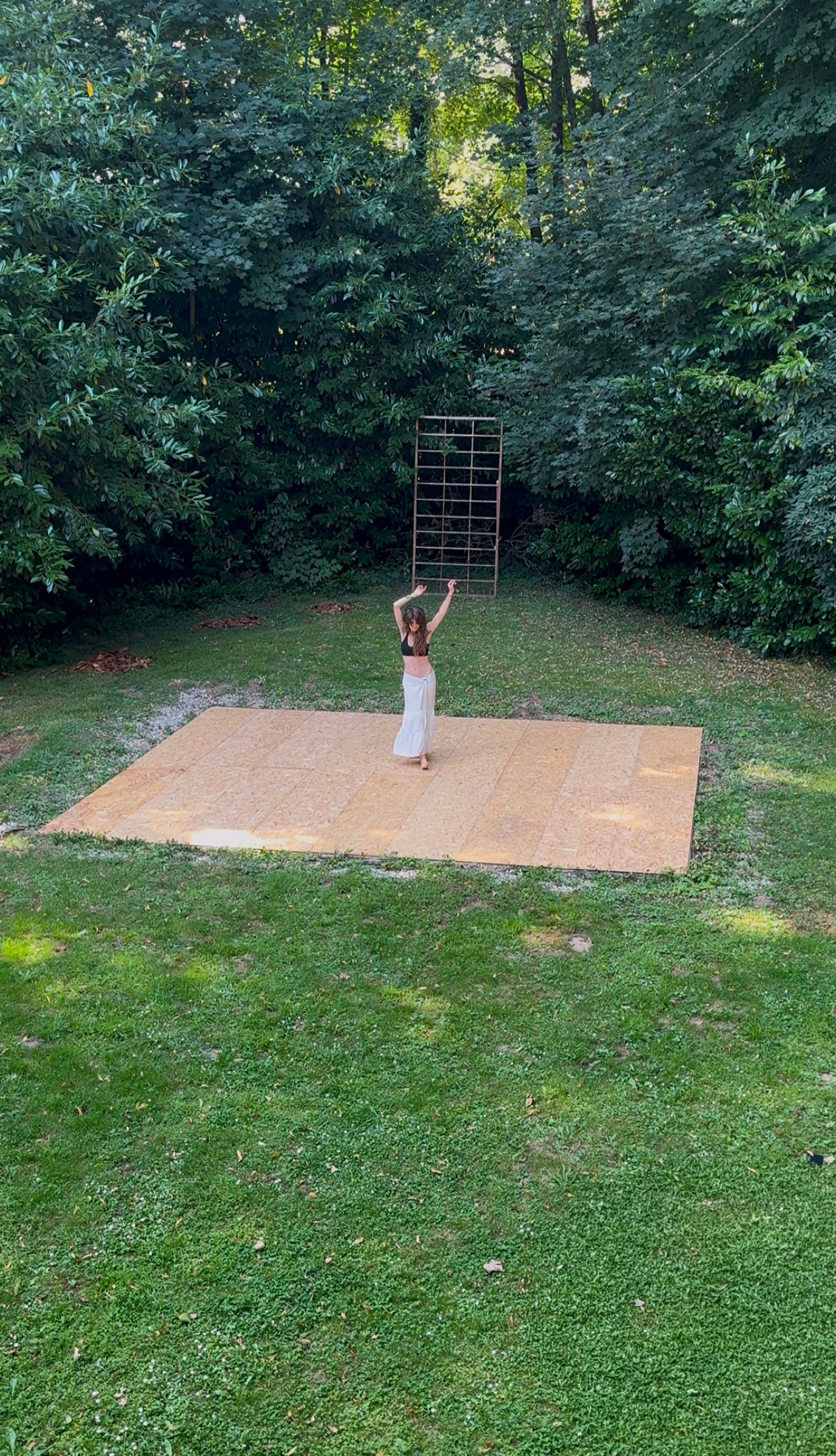 La scène extérieure dans le jardin caché