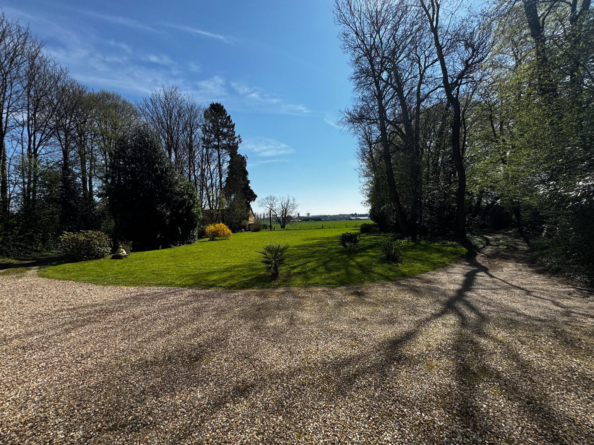 Le parc devant Maison Mère