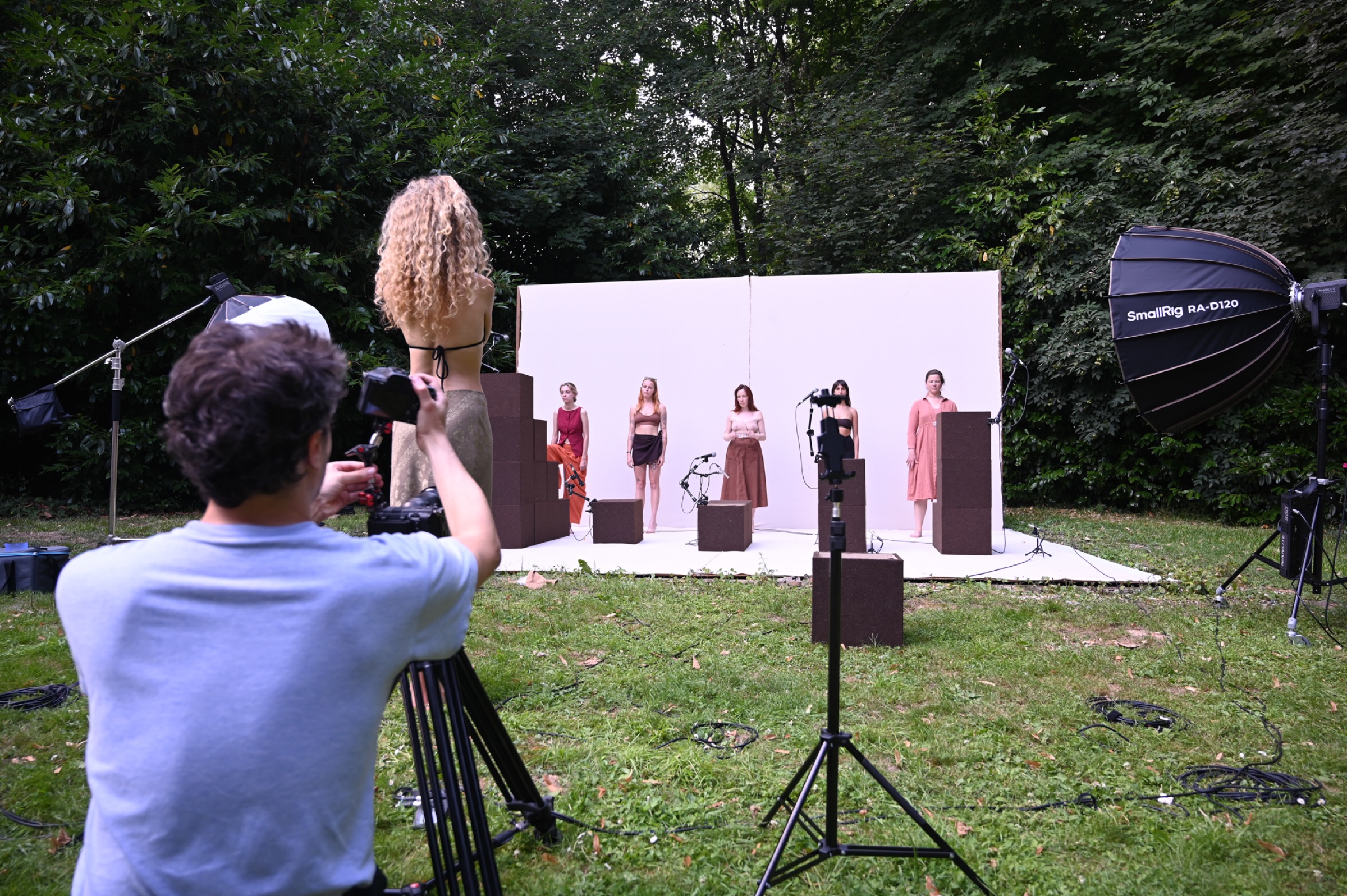 Une performance artistique dans le jardin