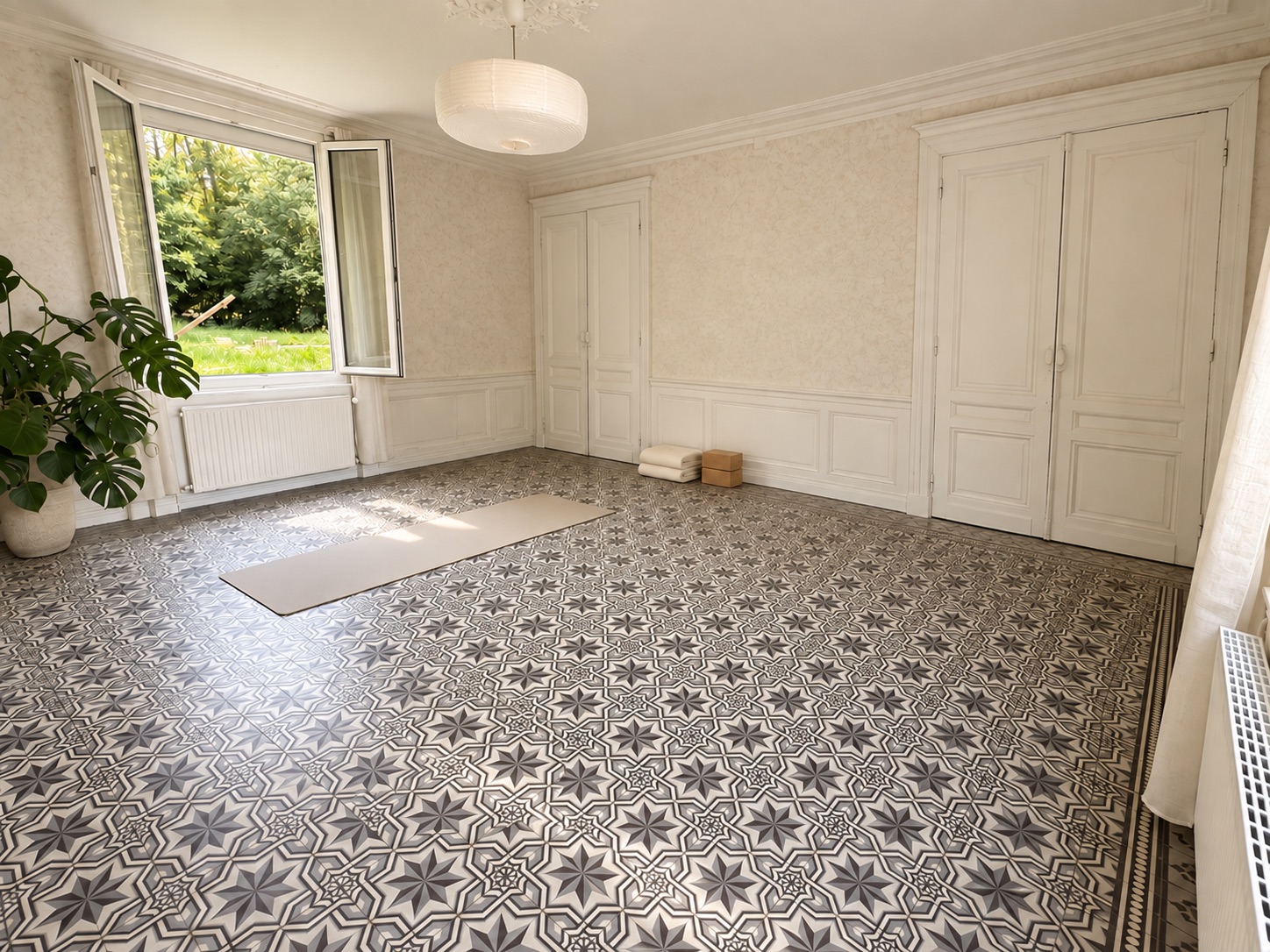 Salle de pratique au sol en mosaïque