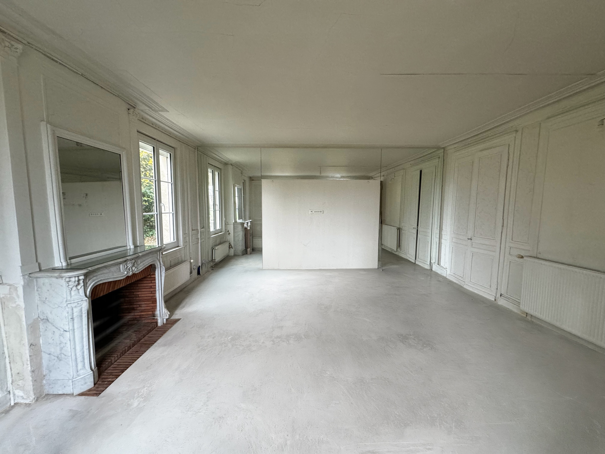 Salle de pratique au sol gris
