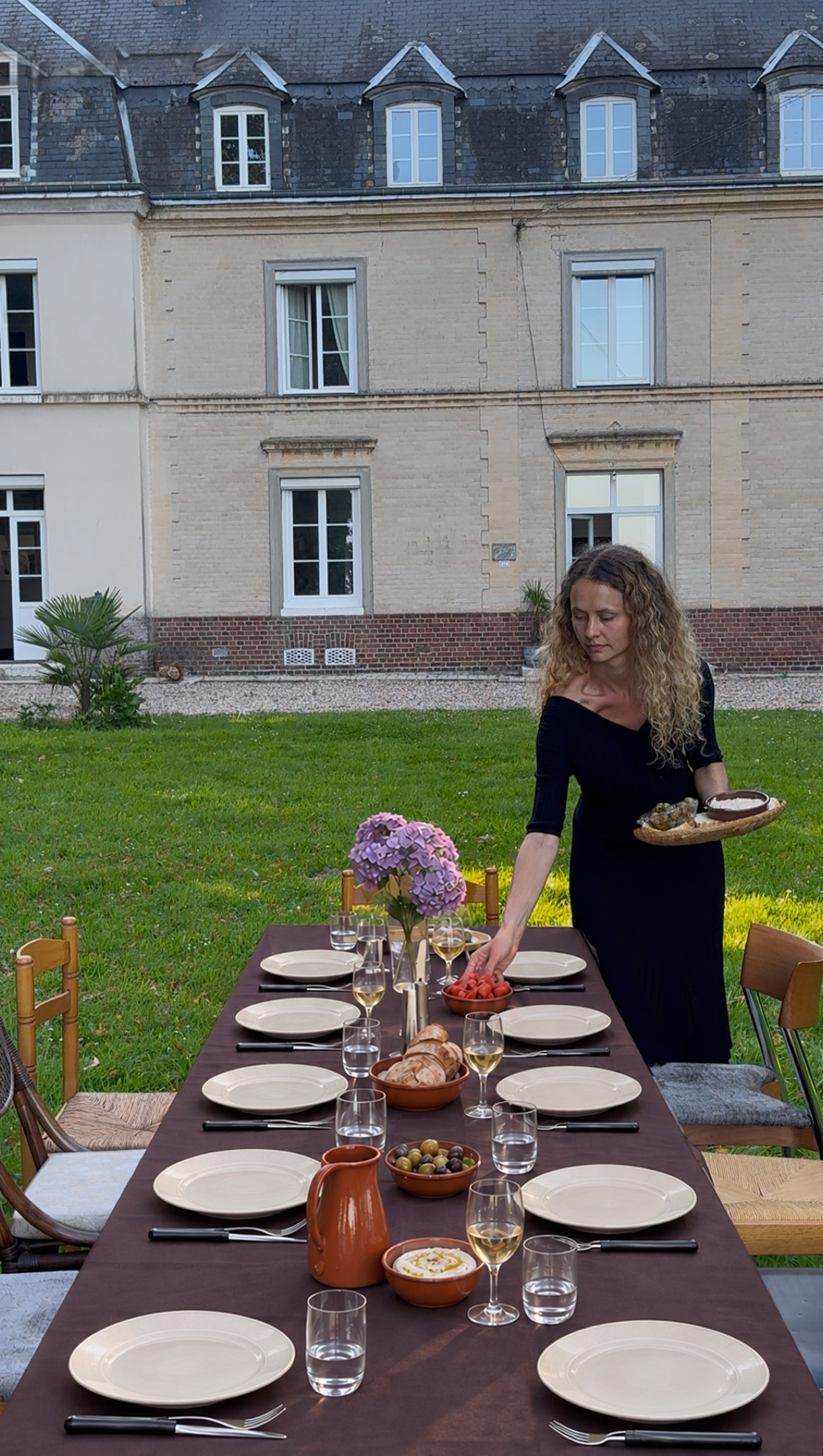 La table dressée dans le jardin devant Maison Mère