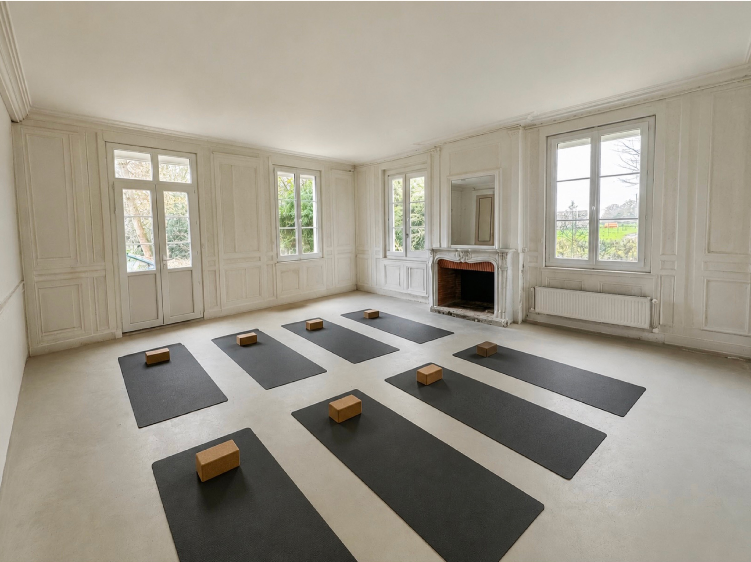 La salle de yoga préparée avec ses tapis